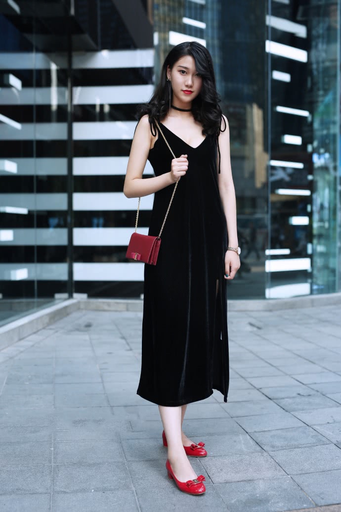 连衣裙舒适又利落,尽显满满的时尚气息,让你淑女范十足