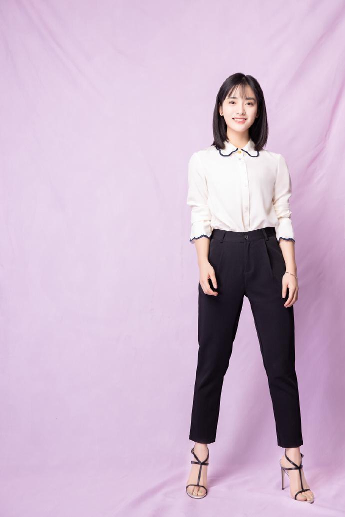 沈月春晚过后首次亮相机场,褪去高跟鞋的她,1