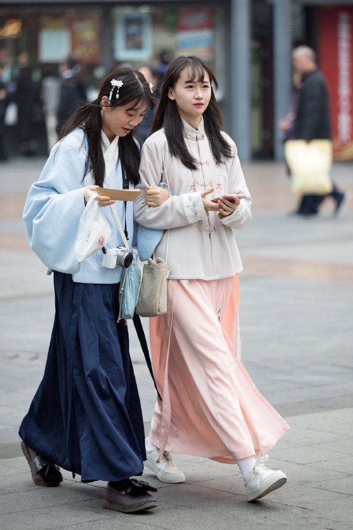 街拍：你的衣柜有这5款汉服吗？打造仙女必备，美得高级