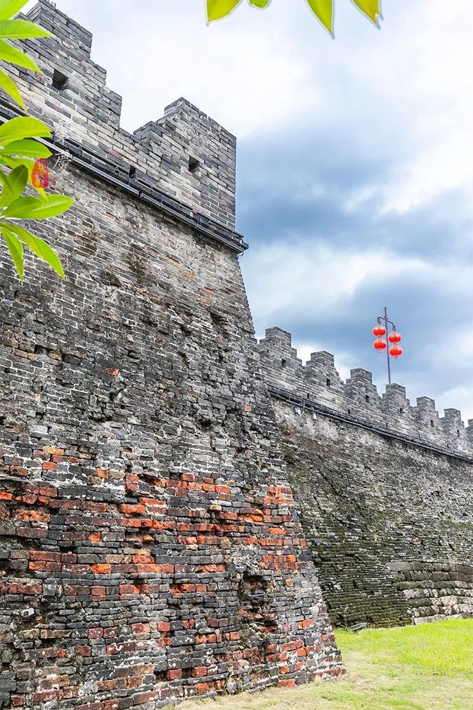 這個(gè)粵語的發(fā)源地，有一段千年古城墻，竟用歷代9種不同的磚砌成