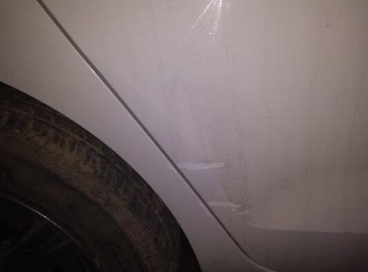 自己把新车蹭了，是自己修还是走保险？