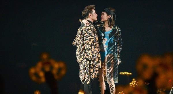 杨丞琳助阵潘玮柏演唱会,因迟到被翻白眼