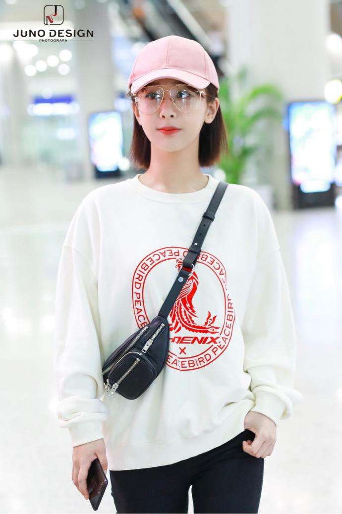 杨紫最新近照,卫衣配紧身裤美到冒泡,一身早秋