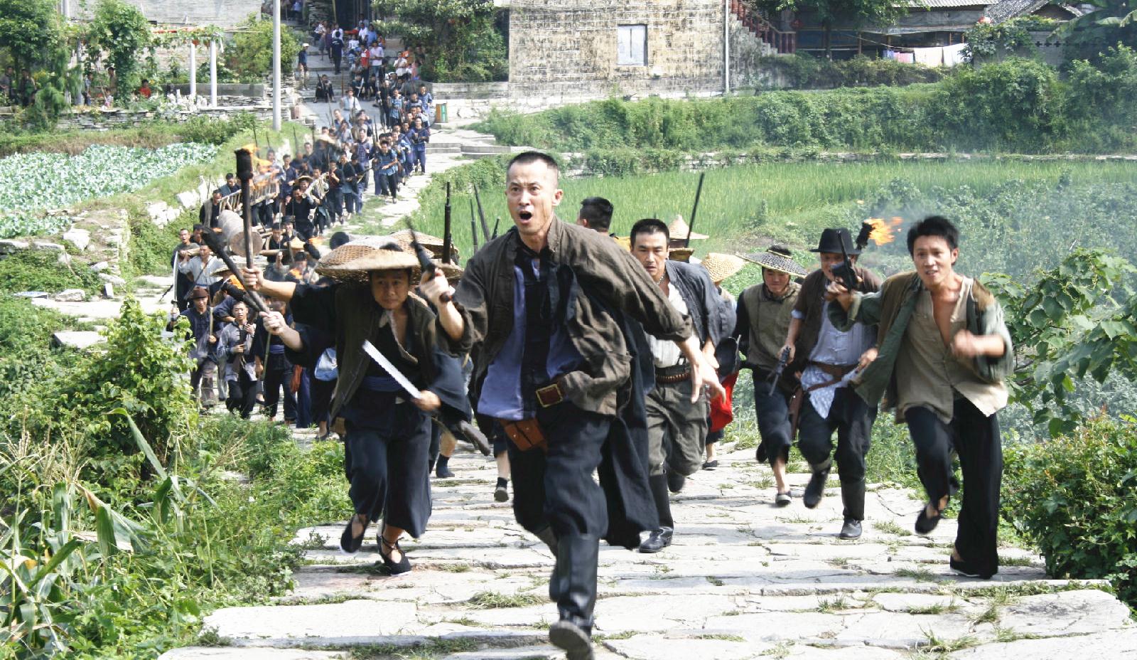 美女悍匪善使双枪,为避难不惜嫁给老农,被捕后洗心革面立大功!