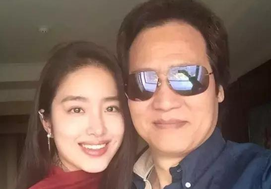 刘亦菲干爹公开相差30岁恋情，刘亦菲在中间尴尬，关系真复杂