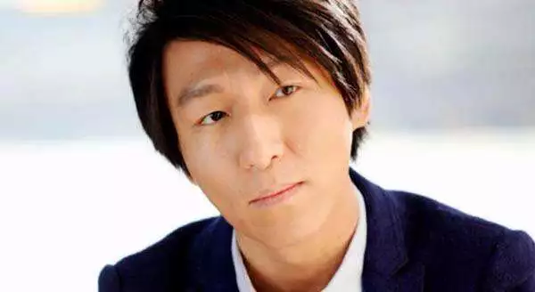 陈羽凡深夜带儿子元宝现身公寓门外 风波后父子俩首同框场面温馨