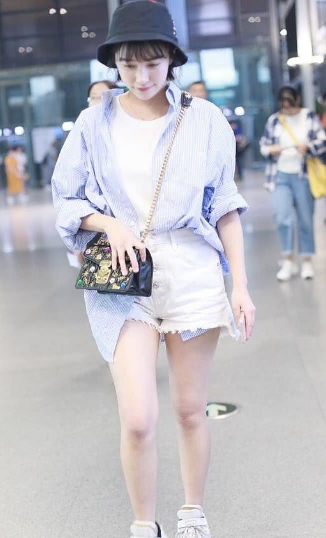 30岁阚清子也太美了!真空蝴蝶裙走活动,网友:这身材要