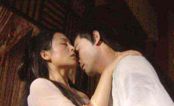 公主深夜呼唤数名
美女,
次日宫女
摒挡房子时,吓得面无赤色