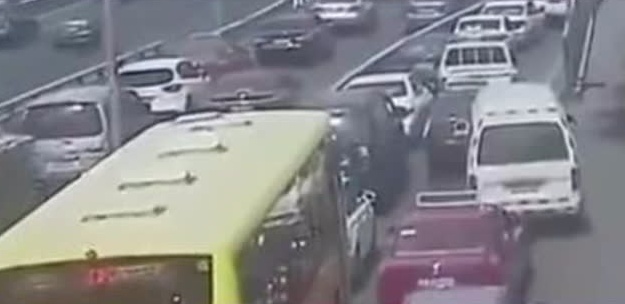 出租车把整条路堵了，面包车司机恼火了，何必急于一时呢！