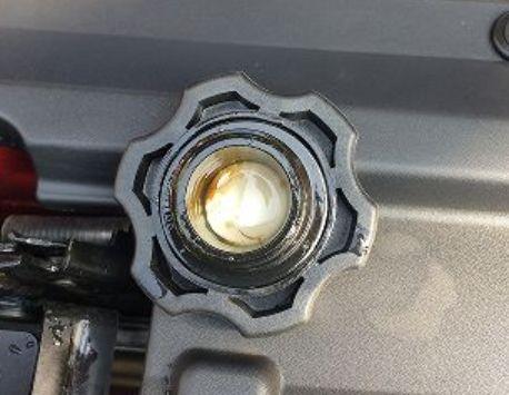 打开机油盖，为什么上面有一层“牛奶液体”？老司机：赶紧叫拖车