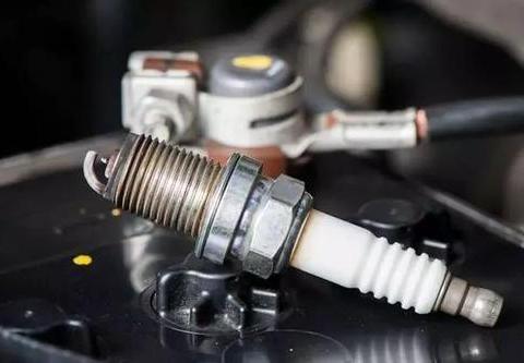 汽车出现这3种情况，说明火花塞要换了，以免损伤发动机！