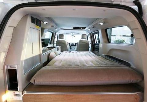 售价20多万的大通房车，双床四卧，厨卫齐全，一家四口轻松游