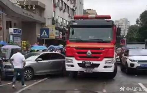 消防车撞坏乱停私家车，车主能索赔吗