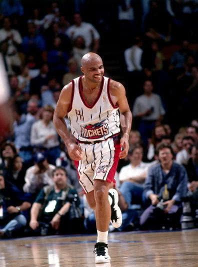 NBA球衣发展史:从短裤腰带的设计到短袖球衣