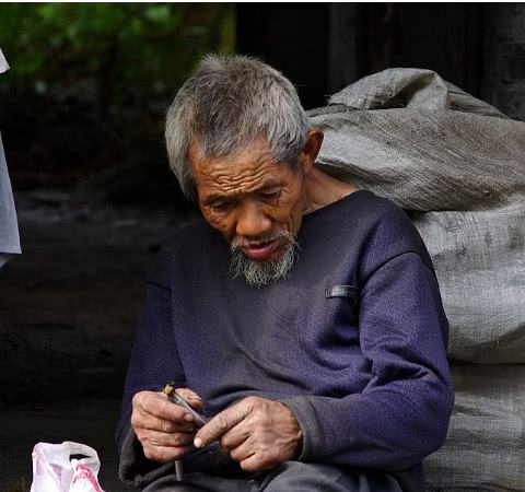 拾荒老人口渴_拾荒老人