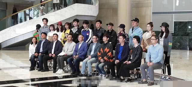 芒果台主持人严肃开会，谢娜穿着休闲，网友：快乐大本营出外景呢