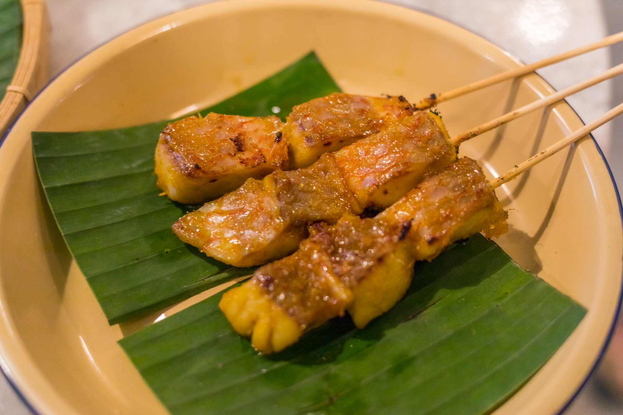 印尼鸡肉沙爹串配咖喱、花生酱和酱油高清摄影大图-千库网