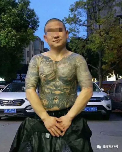 昆山反杀事件现场:白衣男一直握着刀 警察来