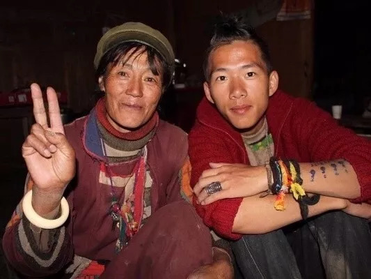 路上相爱,大学生子,没车没房,环游63国…这是一