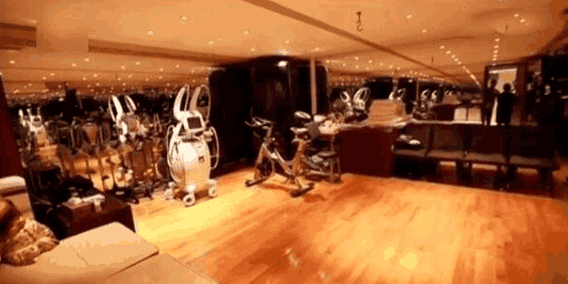 影视大亨向华强住宅装修,房子太大太晃眼,把鲁