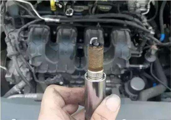 开车也得多留心，出现这三个毛病，说明该换火花塞了