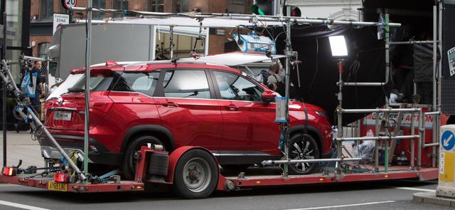 奇异博士的兰博基尼撞了换啥车，卷福在英国为名爵拍摄广告