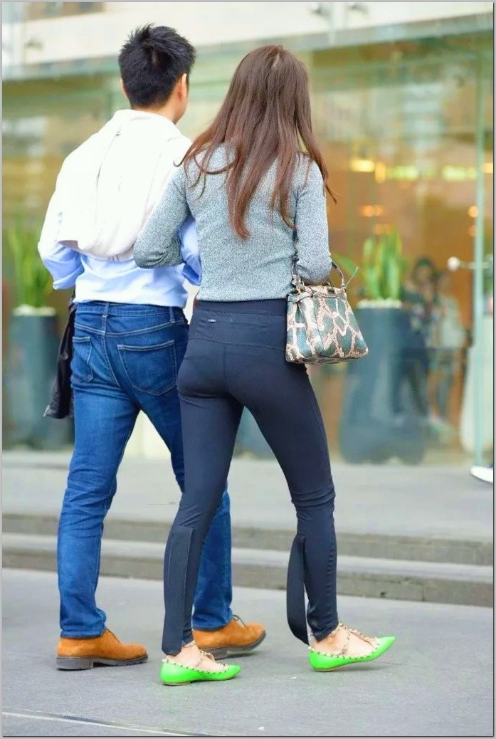 街拍:美女你这条紧身裤是不是穿错了,你男友也没提醒你一下