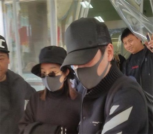 赵丽颖产后首现身,冯绍峰全程呵护陪伴,赵丽颖