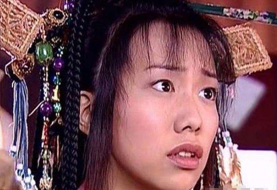 满头“小饼干”的古装女子，吴辰君毫无章法，赵丽颖看上去很有趣