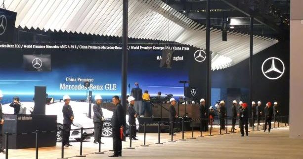 上海车展，奔驰找了不少保安，网友：我最讨厌别人用手指我！