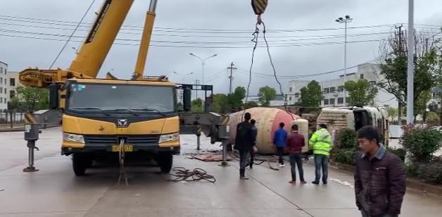 突发！江西抚州一水泥罐车压扁小轿车！轿车司机当场惨死！