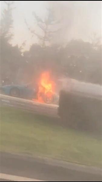 保时捷突然冒烟起火 幸好有辆洒水车路过及时扑灭