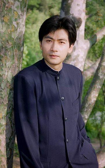 工人出身的他转行当演员，出道29年间无绯闻传出，妻子也很有名气