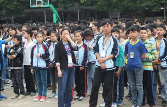 警方处理校园欺凌事件,家长态度嚣张,拉扯民警:你的权利这么大