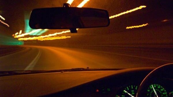 常开远光遭人厌！新手司机不知所措，夜间跑高速灯光到底怎么用？