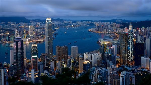 哥哥去香港发展，弟弟在老家照顾父母，哥哥发财后送给弟弟300亿