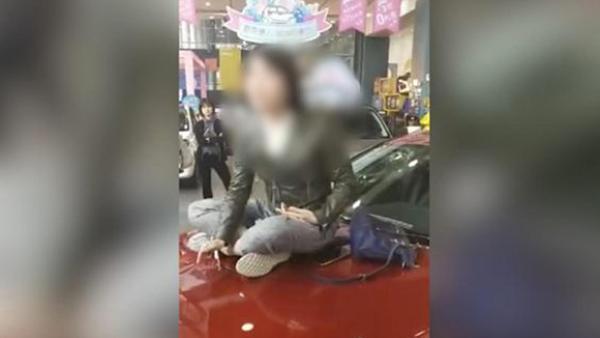 西安女子称购奔驰刚开出4S店就漏油,退车被拒