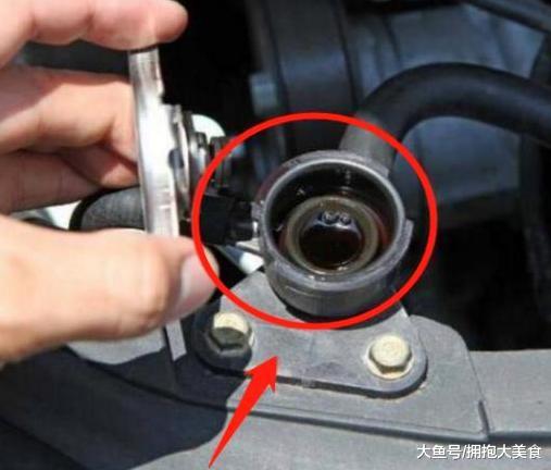 一半人养车只知换机油！笨死！定期清理这个孔，动力猛提还贼省油