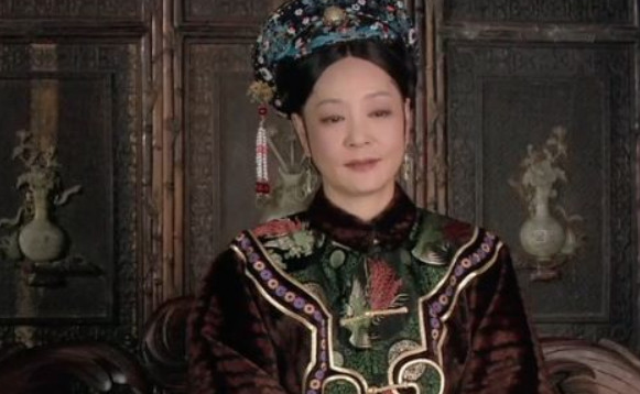 谁看懂了,为什么太后喜欢穿粉蓝色的衣服?还有