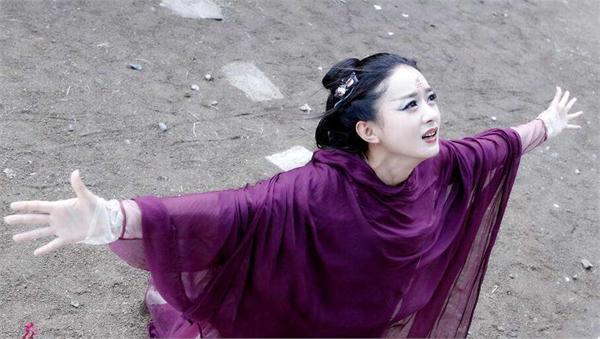 孙俪赵丽颖穿戏服去领奖 为何一个被赞敬业一