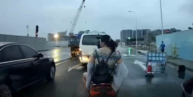 电动车也有行驶在机动车道的权力，视频车主这样干，确实有点无礼