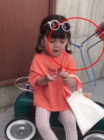 童模妞妞遭妈妈拳打脚踢,全国妈妈都心痛!童星