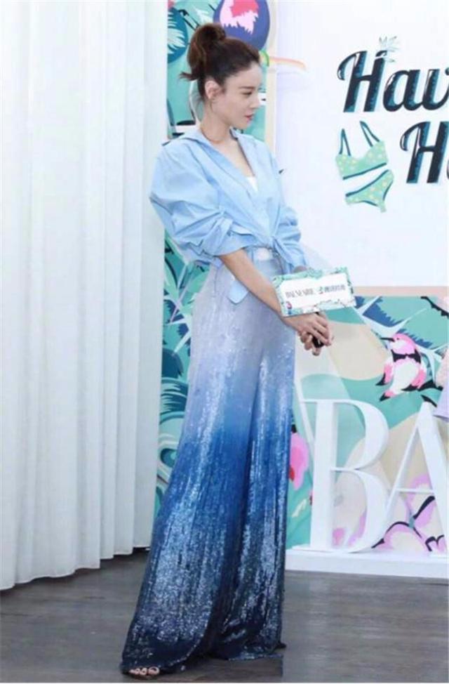 张蓝心亮相活动,穿的"液体裤"成亮点,看似简单却很难驾驭!