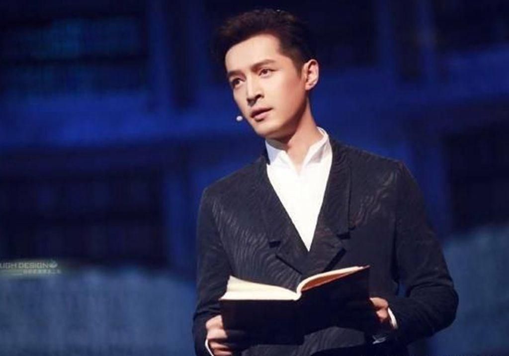 胡歌参加活动自曝是宅男,被主持人曹可凡公开催婚!