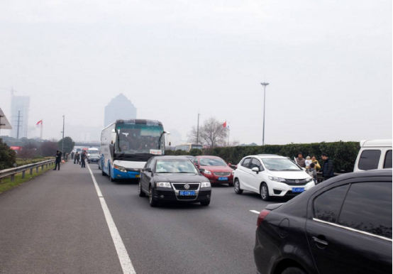 高速路突然碰见前车急刹车，这样操作了解一下，关键时能保你一命