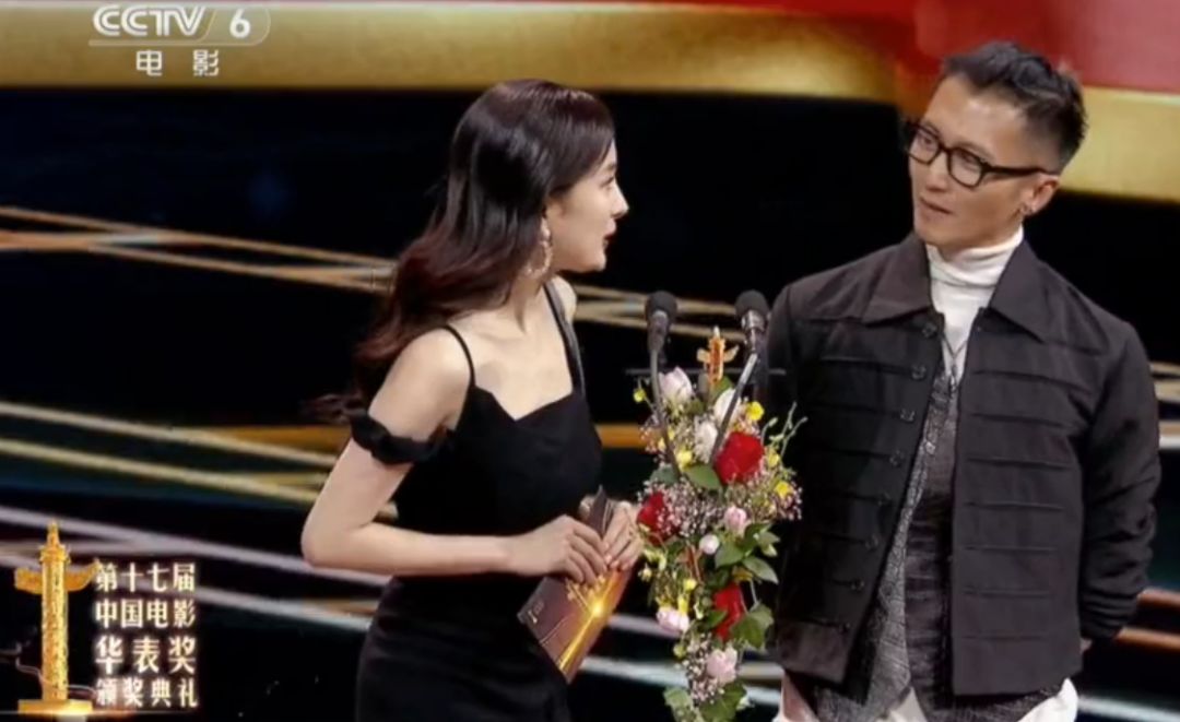 时隔多年!杨幂、谢霆锋再次同台，曾羞涩不敢看，如今默契十足