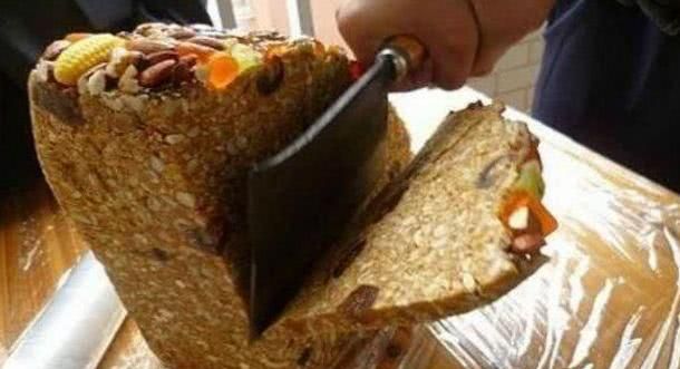 外国人买中国切糕,只要10块钱的,网友:你这是在