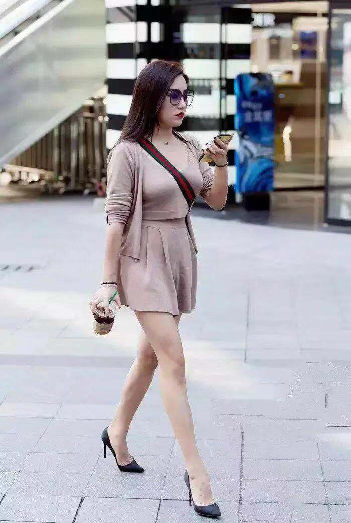 街拍:个性有范会穿的美女,丰腴有致,用镜头捕捉美女的