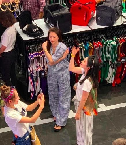 章子怡谢娜现身澳洲人气高