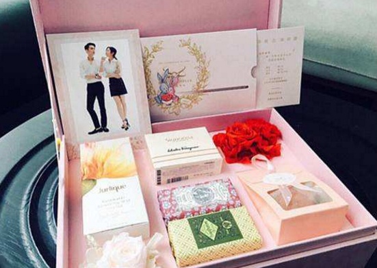 明星伴手礼,杨幂简单随性,张馨予有意义,而杨颖